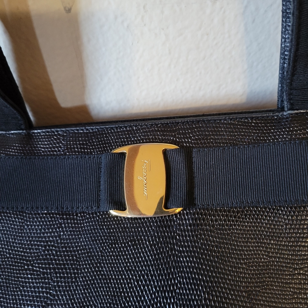 SALVATORE FERRAGAMO VALA LEATHER TOTE BAG - Picture 11 of 11